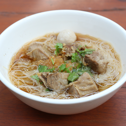 ก๋วยเตี๋ยวหมูตุ๋นน้ำ