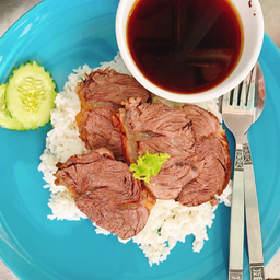 ข้าวเนื้อน่องลาย โรยกระเทียมเจียวกรอบ กับน้ำจิ้มแจ่ว