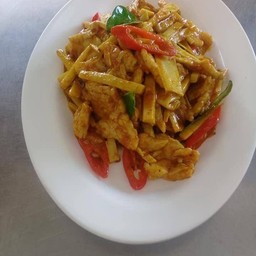 หมูผัดแครื่องแกงหน่อไม้ราดข้าว