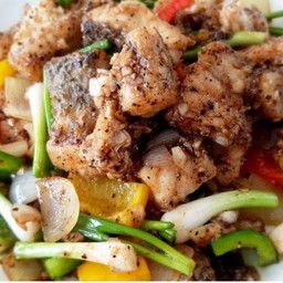 แซลมอนผัดพริกไทยดำราดข้าว