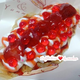 วิปครีม สตอเบอรี่ เยลลี่ควีนสตอเบอรี่ ซอสสตอเบอรี่ Whipped cream, strawberries, strawberry queen jelly, strawberry sauce (M)