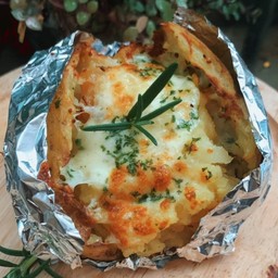 มันฝรั่งปิ้งเนยและชีส Grilled Potatoes with Butter and Cheese