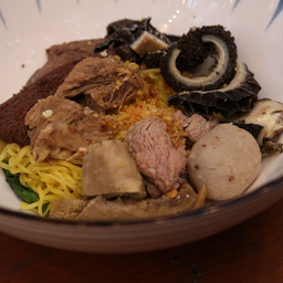 ก๋วยเตี๋ยวเนื้อตุ๋นรวมแห้ง