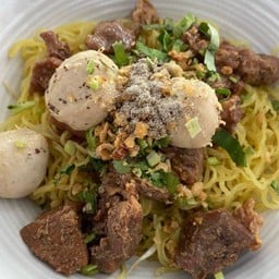 ก๋วยเตียว แห้ง หมูตุ๋น ลูกชิ้น