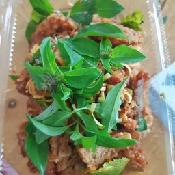 ยำไก่แซ่บ