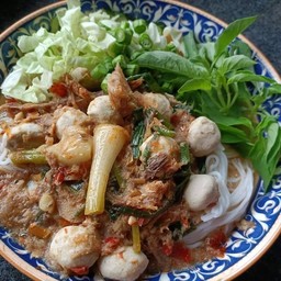 ขนมจีนน้ำยาอีสานลูกชิ้นเลือดขาไก่นัวๆ