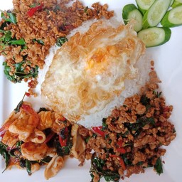 กระเพราถาดกินทั้งหมู่บ้านต้องจัด