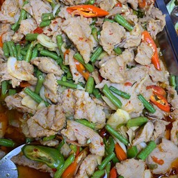 ข้าวราดผัดลูกชิ้นปลา