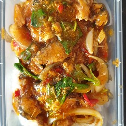 ข้าวกระเพราปลากระป๋อง