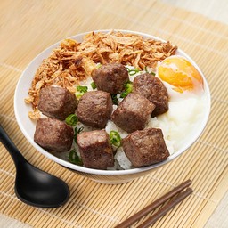 ข้าวหน้าสเต็กเนื้อหั่นเต๋า