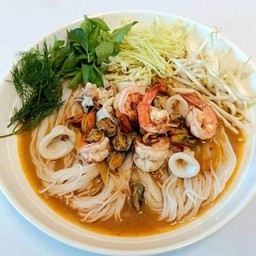 ขนมจีนน้ำยามีให้เลือกทั้งน้ำยากะทิ น้ำยาป่า อัดแน่นด้วย กุ้ง หอย ปลาหมึก