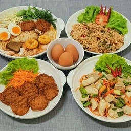 มีอาหารให้เลือก ทั้งขนมจีนน้ำยาและยำหลากหลายให้เลือก ยินดีให้บริการจ้า