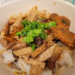 ต.ตั้ม เปาะเปี๊ยะสด ก๋วยเตี๋ยวหลอดทรงเครื่ิอง