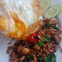 เนื้อสับผัดเครื่องเทศราดข้าวไข่ดาวหอมๆ