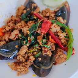 กระเพราไข่เยี่ยวม้า (กับข้าว)