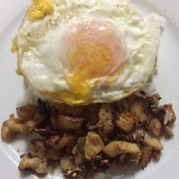 ข้าวไก่ทอดกระเทียม + ไข่ดาว