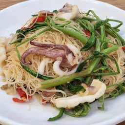 หมี่กระเฉดปลาหมึก