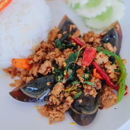 ข้าวกะเพราไข่เยี่ยวม้า