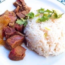 ข้าวหน้าเนื้อตุ๋น พร้อมน้ำจิ้มซีฟู๊ด