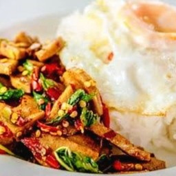 ข้าวกะเพราหมูยอ