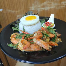 ข้าวกระเพราขี้เมากุ้งไข่ดาว