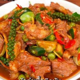 เนื้อสดผัดขี้เมาใส่มะเขือพริกไทอ่อนหอมสุดไปต้องลอง