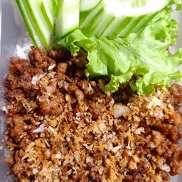 ข้าวราดทอดกระเทียมหวาน หมู ไก่ กุ้ง รวมมิตร