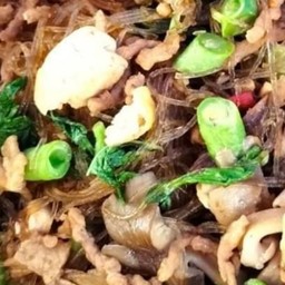 ผัดกระเพราวุ้นเส้นเจ