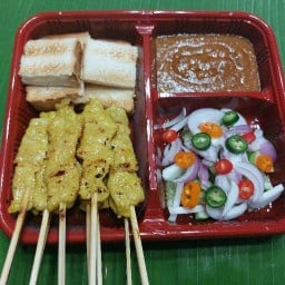 คุณชายหมูสะเต๊ะ และ มหาชัยไอศครีมกะทิสด สาขาถนนกาญจนาภิเษก