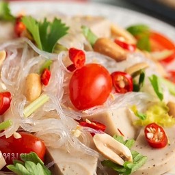 ยำ วุ้นเส้นหรือมาม่า รวมมิตร(กุ้ง,ปลาหมึก,หมูสับ)