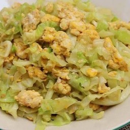 กะหล่ำปลีผัดไข่ราดข้าว