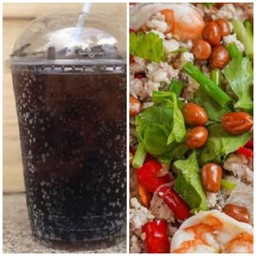 ยำวุ้นเส้นรวมกับโค้กแก้วโอ่ง