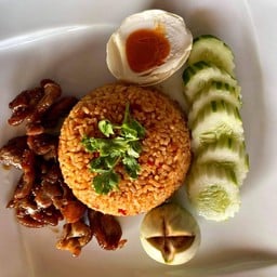 ข้าวผัดน้ำพริกตาแดงหมูทอด
