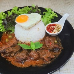 ข้าวพะแนงเนื้อไข่ดาว