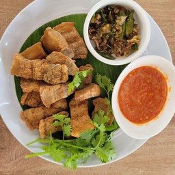 สามชั้นทอดนํ้าปลา