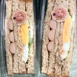 แซนวิช ไส้ไข่ + ไส้กรอก  ชิ้นละ