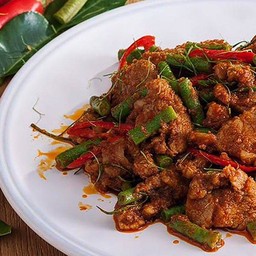 ผัดพริกแกงถั่วฝักยาวหรือหน่อไม้ หมู,ไก่,หมูสับ