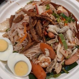 ยำขนมจีนรวมมิตรทะเล