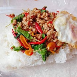 ผัด กะเพรา พริกแห้ง ( เลือกใส่ตามชอบ) ใส่แต่ใบกะเพราอย่างเดียว ( โปรดเลือกเนื้อสัตว์ )