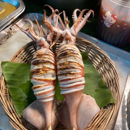 ปลาหมึกย่าง  -squid- หน้าตลาดมาเก็ตแลนด์ ( ตรงข้ามวัด2 )