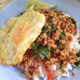 ข้าวกระเพราเผ็ดพริกคั่ว