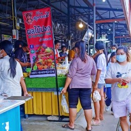 ร้านลูกหมี ผลไม้ปอกตามฤดูกาล