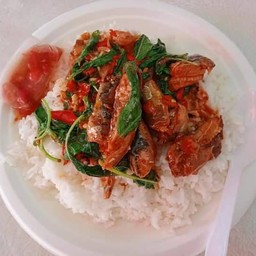 กะ เพรา ปลากระป๋อง ( ทางร้านจะใส่แต่ใบกระเพราอย่างเดียวนะคะ )