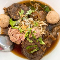 ก๋วยเตี๋ยวหรือเกาเหลาเนื้อรวมพิเศษ 5 อย่างเนื้อเปื่อยน่องลาย สดฟิเล ลูกชิ้น เอ็นแก้ว เนื้อตุ๋น