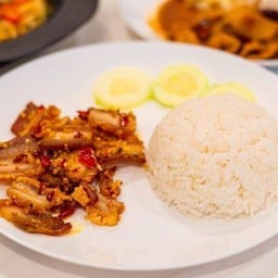 ข้าวหมูกรอบผัดพริกเกลือ