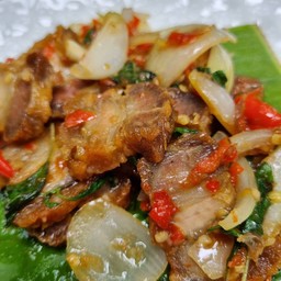 กระเพราหมูกรอบ(กับ) พิเศษ