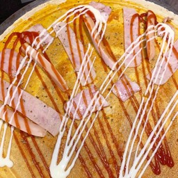 เครปร้อน ซอสพิซซ่า+แฮม+ไส้กรอก+เบคอน