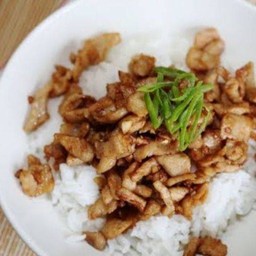ทอดกระเทียมพริกไทยราดข้าว+น้ำอัดลมกระป๋อง