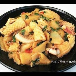 กระเพราใส่หน่อไม้+ปลาหมึก