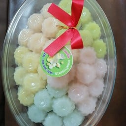 ชุดปีใหม่ ขนมชั้น 50ดอก กล่องพลาสติก